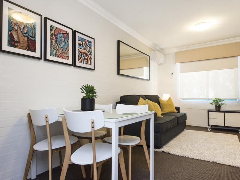 Subiaco Village With Pool, BBQ & spa - Free Parking and Wifi - one Bedroom