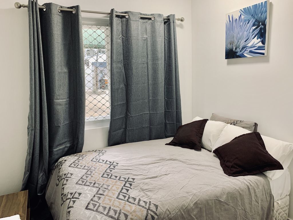 Your   3B'RM 2BATH Apartment in beautiful Red Hill Brisbane sleeps SIX  .