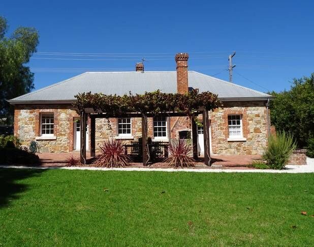 Tenterfield Accommodation’s“White Rose Cottage”