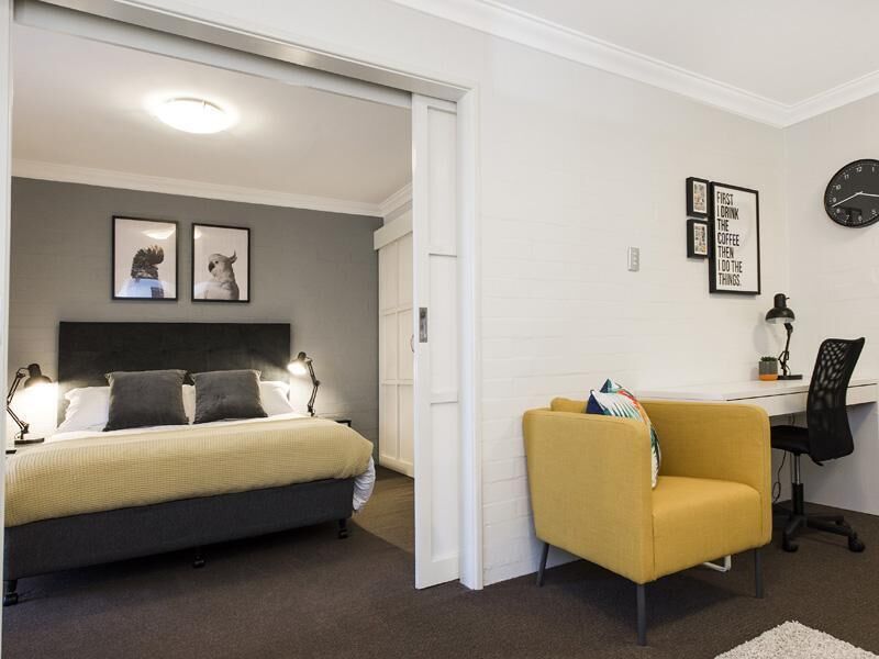 Subiaco Village With Pool, BBQ & spa - Free Parking and Wifi - one Bedroom