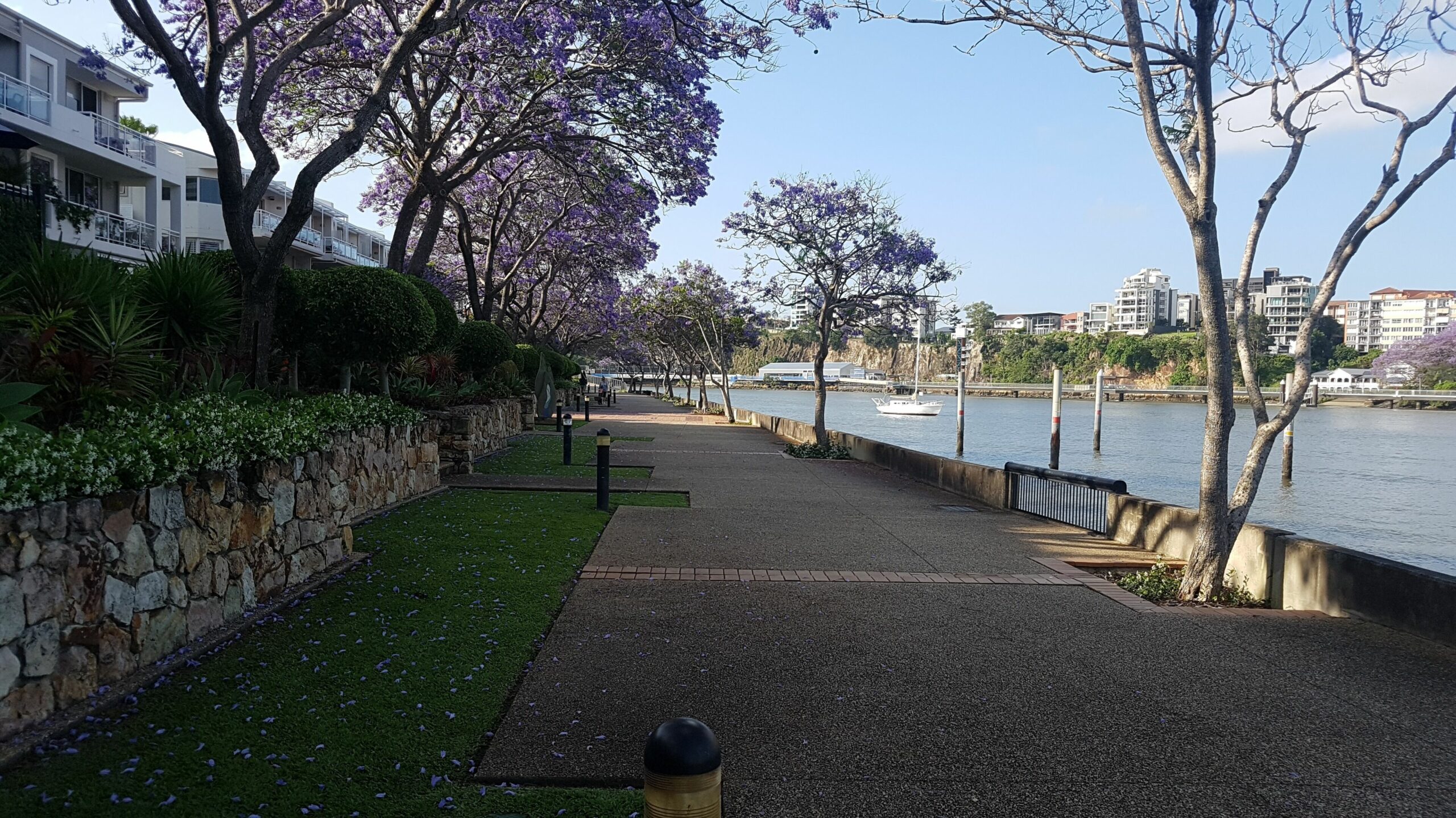 Stylish Riverside Apartment w/ Lagoon Style Pool, BBQ, WIFI & Netflix