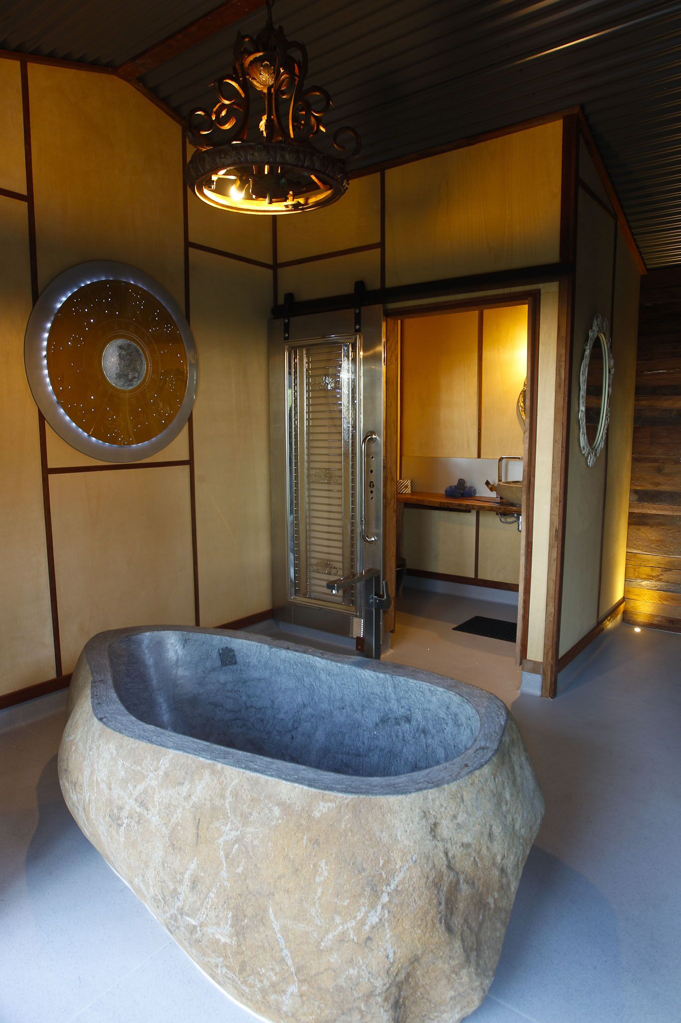 Tree House #1. Private, Stone Bath With Amazing Views to the Gold Coast.3levels