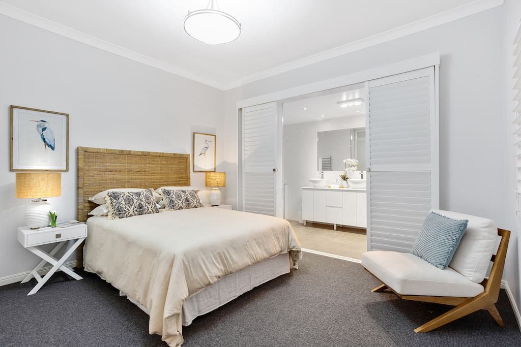 Nell's Place - Spacious Style in CBD Close to Everything