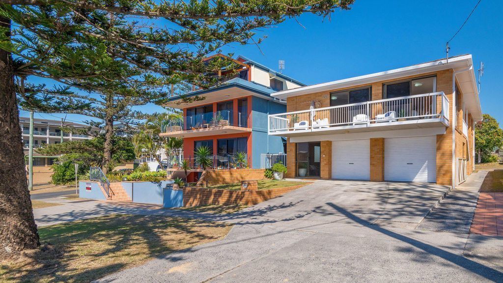 Burleigh Unit 1 Opposite the Beach. Linen and Free Wifi