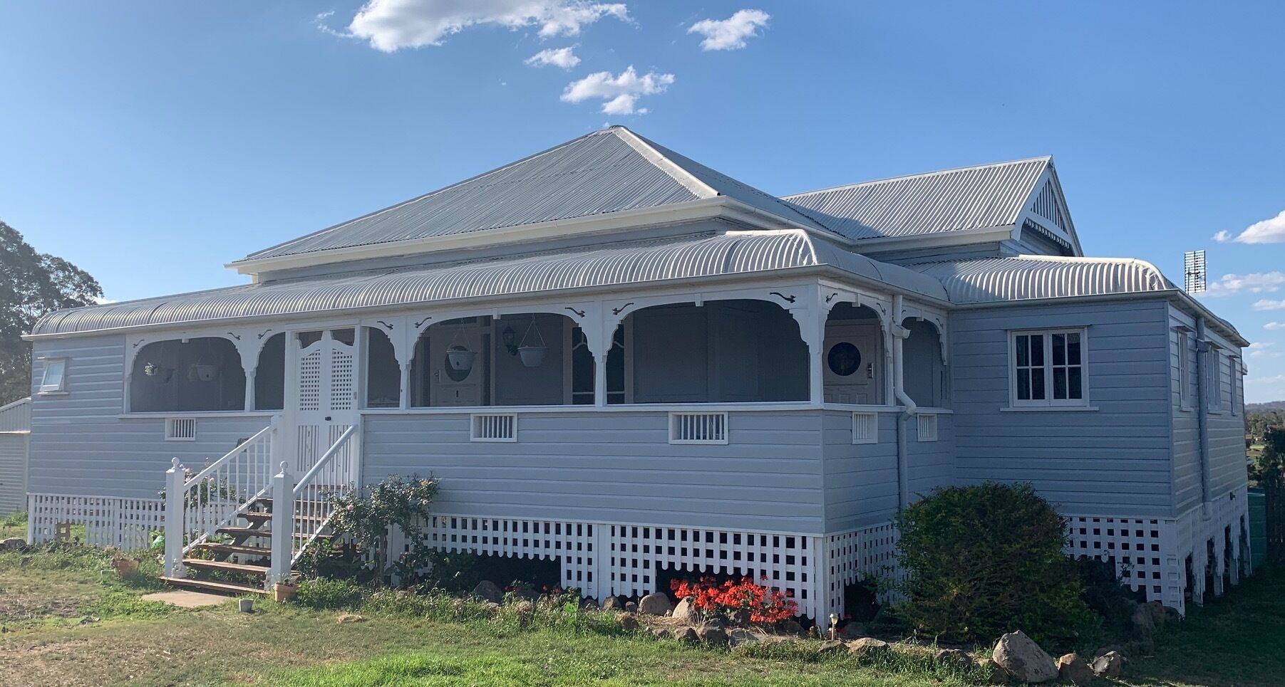 Renovated Queenslander with a pool - close to town!