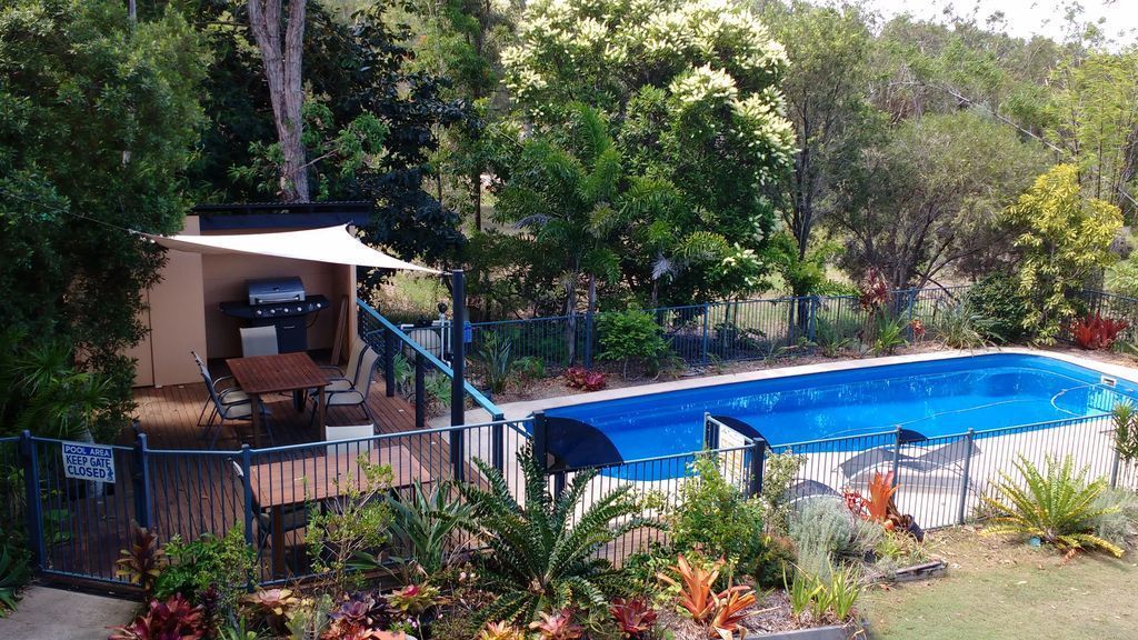 Macleay Island Luxurious Beachfront Apartment, Pool, Canoe, Bikes, Fishing, Golf