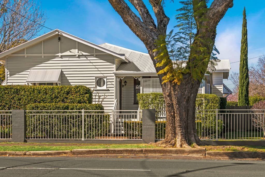 Frangipani House - 3 Bedroom Classic, Large, Comfy Queenslander in East Toowoomba