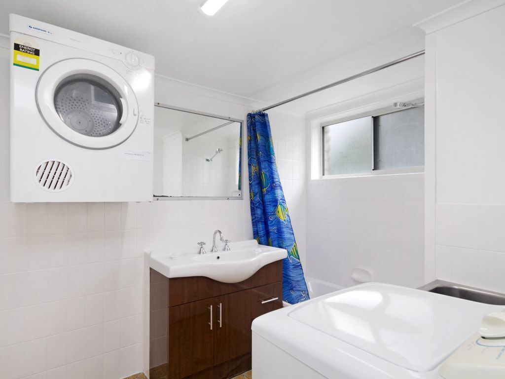 Skyline Unit 12- Located in central Coolangatta walking distance to beaches, shopping and restaurant