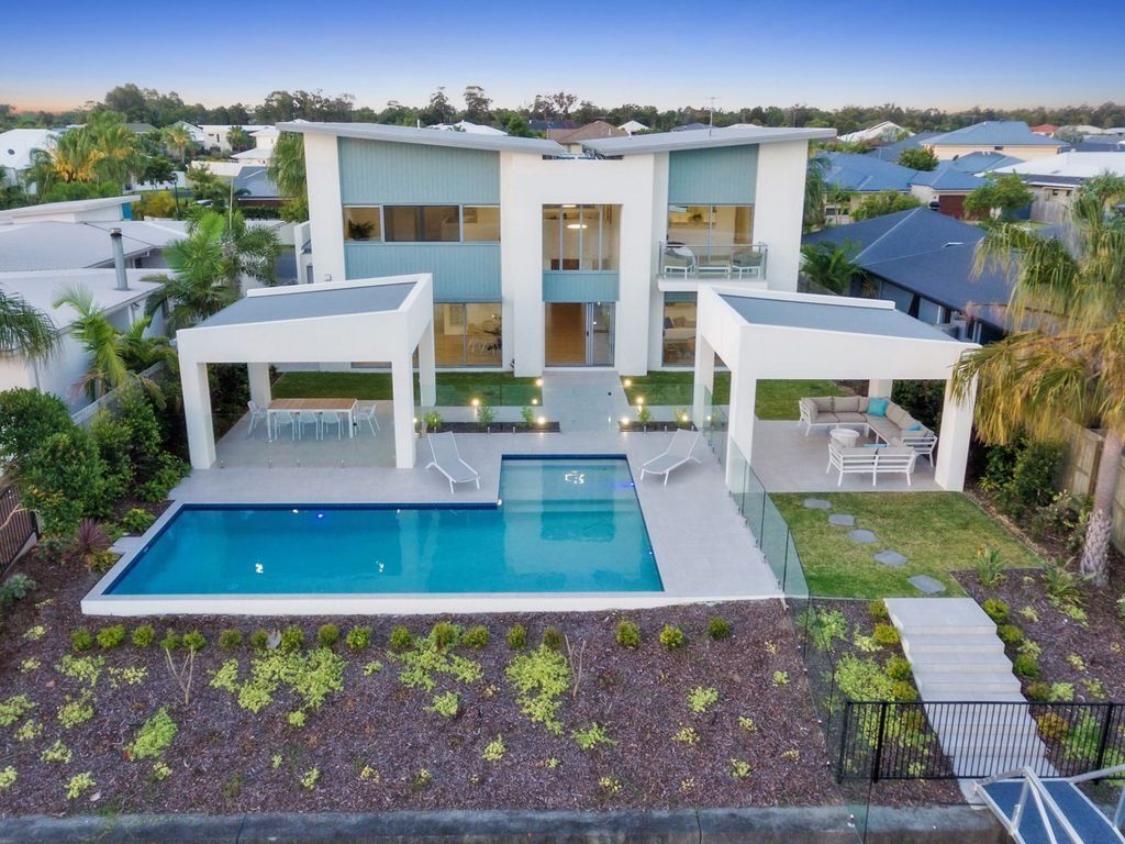 Luxury Canal Front Holiday House, Raptor Pde Banksia Beach