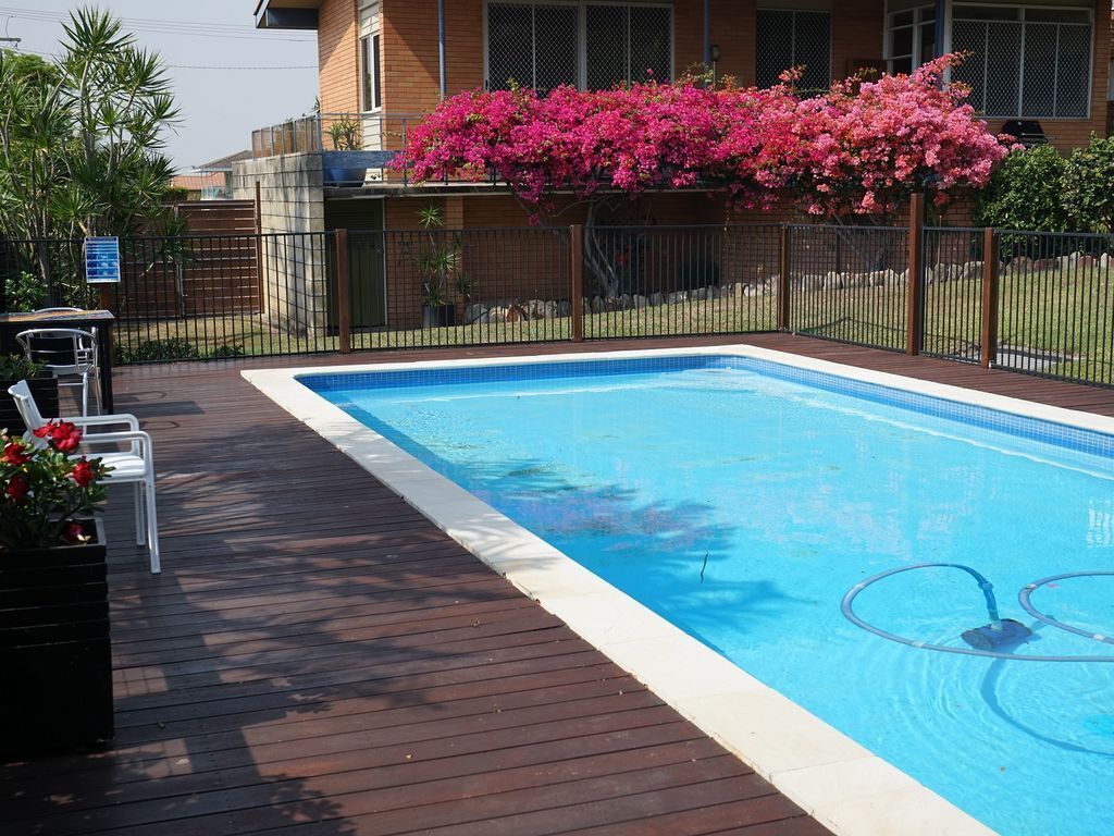 Spacious Broadwater Family Home, Huge Pool & Fantastic Views