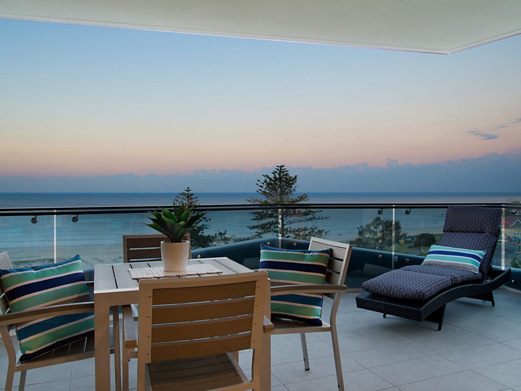 Iconic Unit 704 Luxury beachfront apartment with Wi-Fi on Kirra beach in Coolangatta