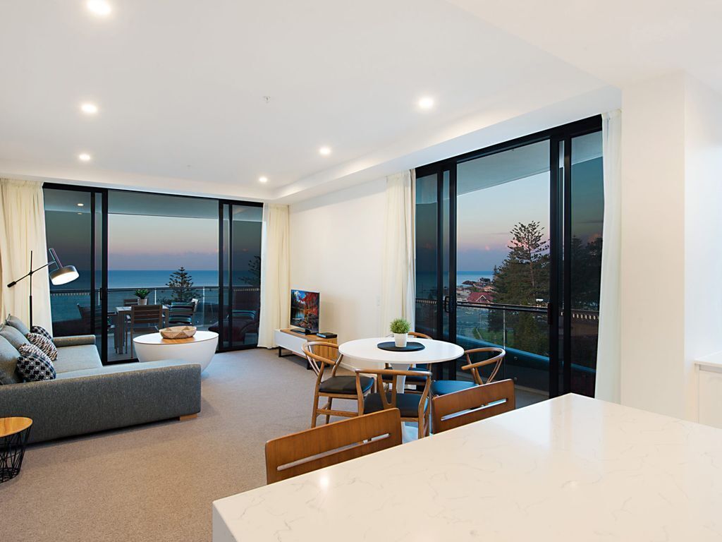 Iconic Unit 704 Luxury beachfront apartment with Wi-Fi on Kirra beach in Coolangatta