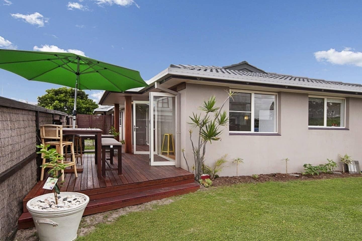 Byron At Lennox - Vibrant Art Deco Styled Townhouse