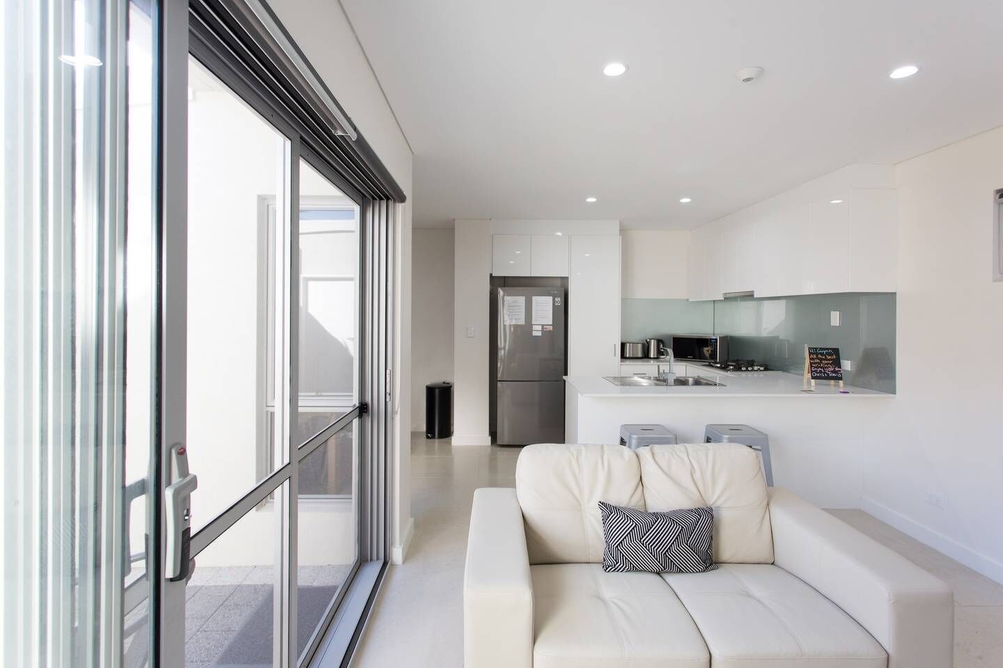 Modern Apartment - 11km From Perth CBD