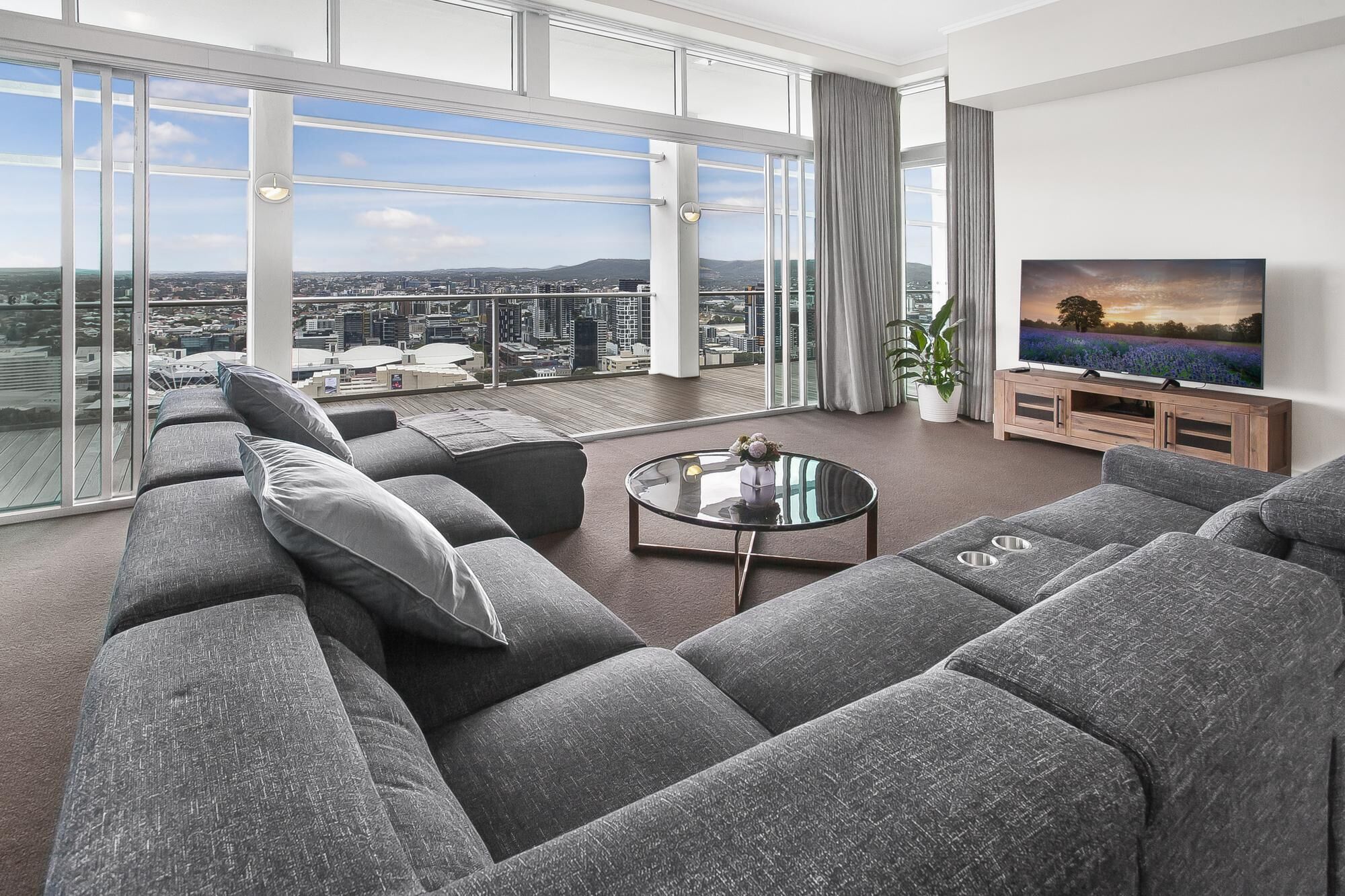 City-centre Apartment With River Views and Balcony