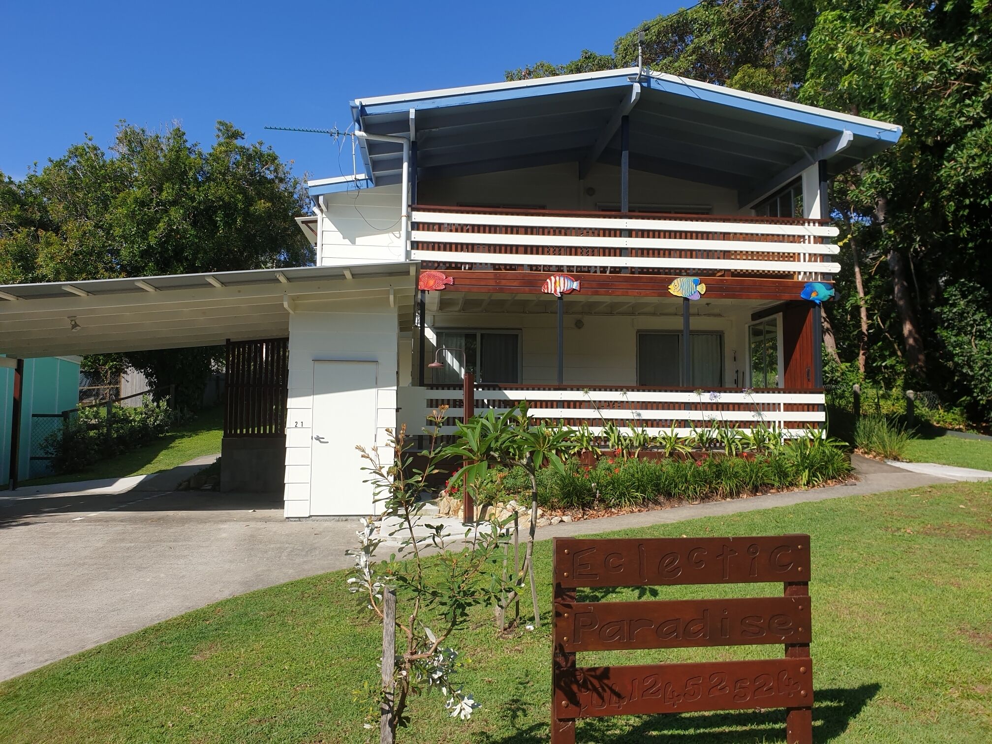 Eclectic Paradise, Large House - Prime Beachside Location