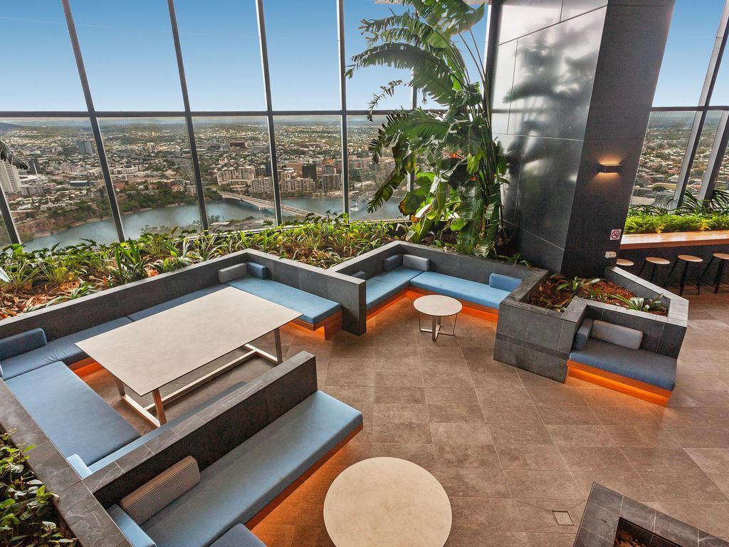 2-bed With Panoramic Views in The Heart of Brissie