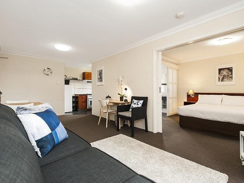 Subiaco Village With Pool, BBQ & spa - Free Parking and Wifi - one Bedroom