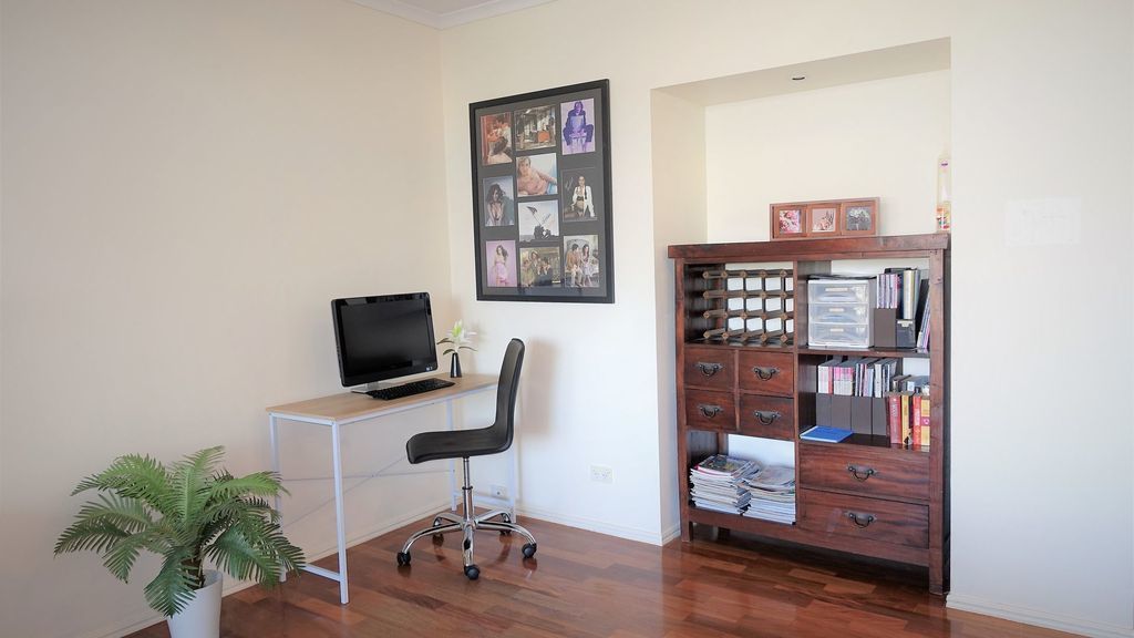 30% long stay discount. Riverfront home close to Bris CBD & amenities