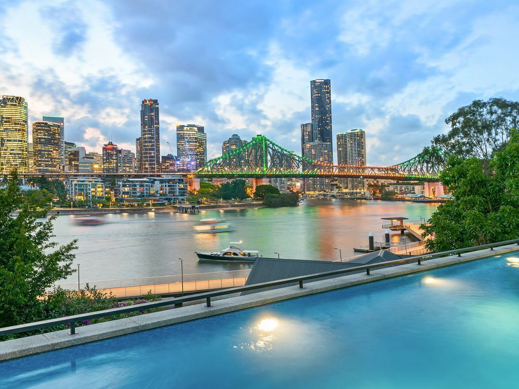 Glam ~ Skyline City, Water + Story Bridge Views