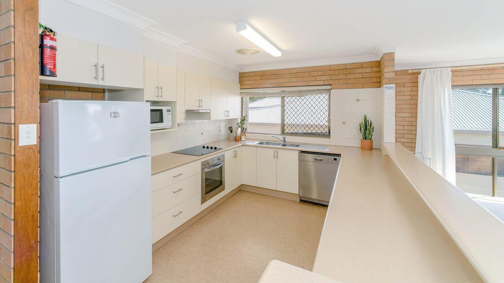 Burleigh Unit 1 Opposite the Beach. Linen and Free Wifi