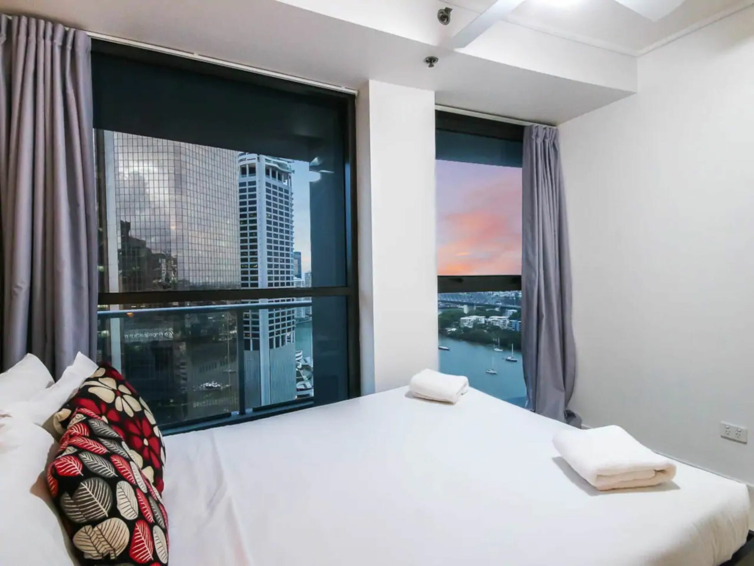 Amazing Brisbane CBD 2 Bedroom Apartment With River Views