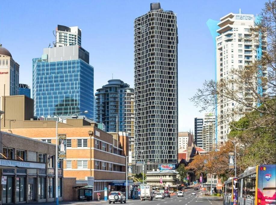 High-level, Stylish apt on Queen St W/parking