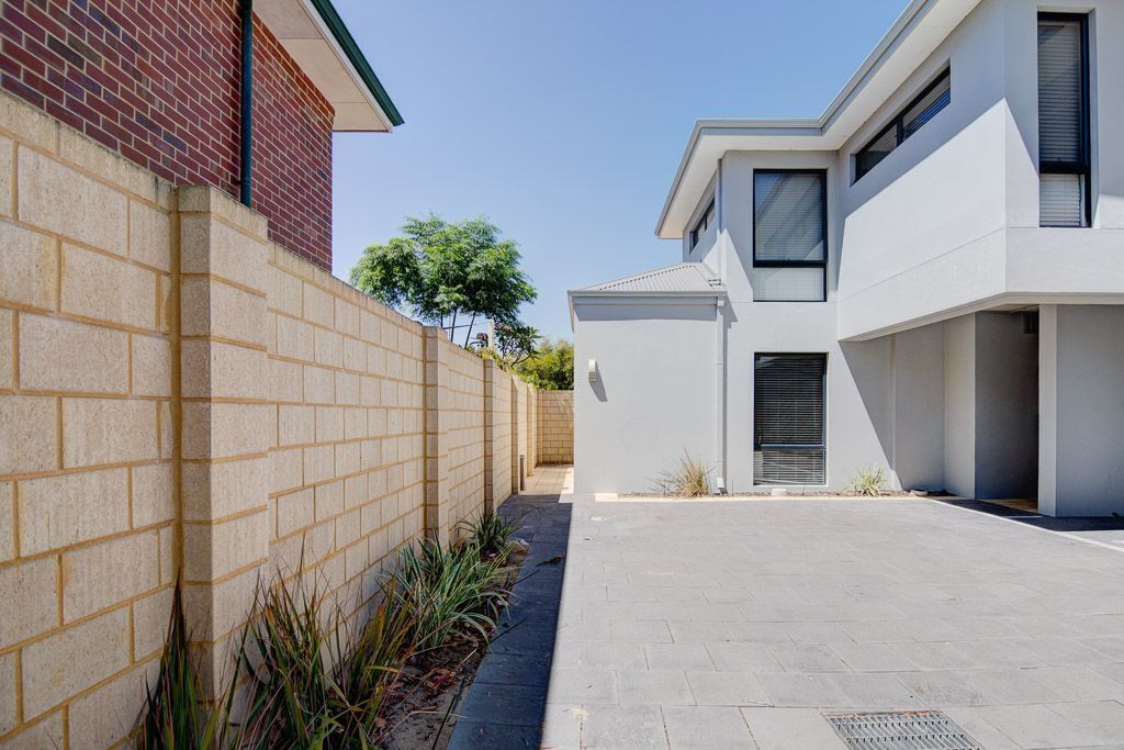 ? Modern + 6 Bedrooms + 3 Bathrooms w/ 3 Parking Bays & Netflix