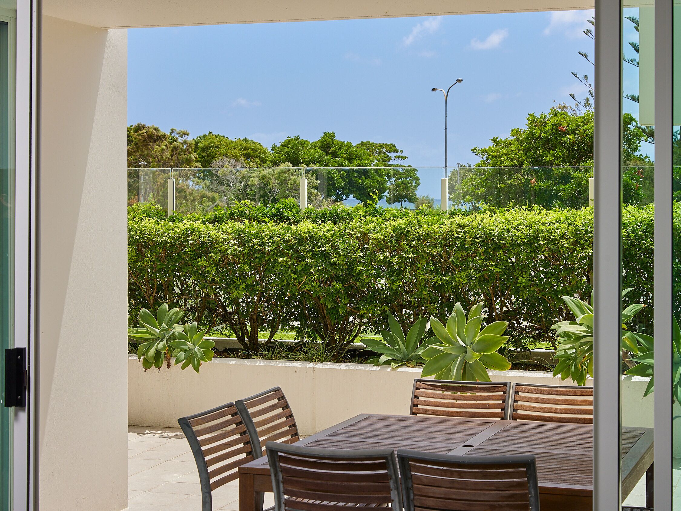 Kirra Surf Unit - 4.5 by Beach, Ground Floor With Your own Private Courtyard