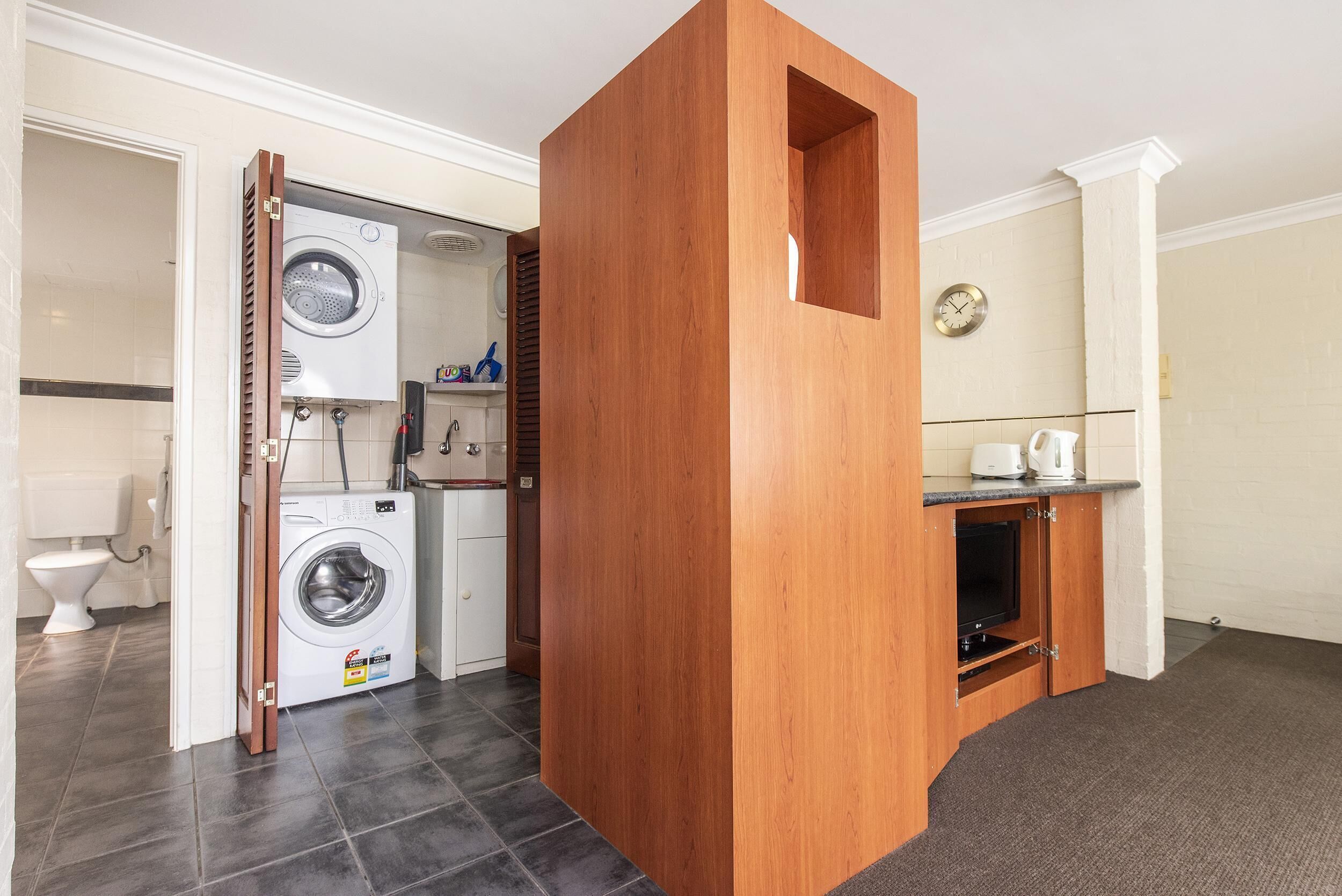 Subiaco Village With Pool, BBQ & spa - Free Parking and Wifi - two Bedroom