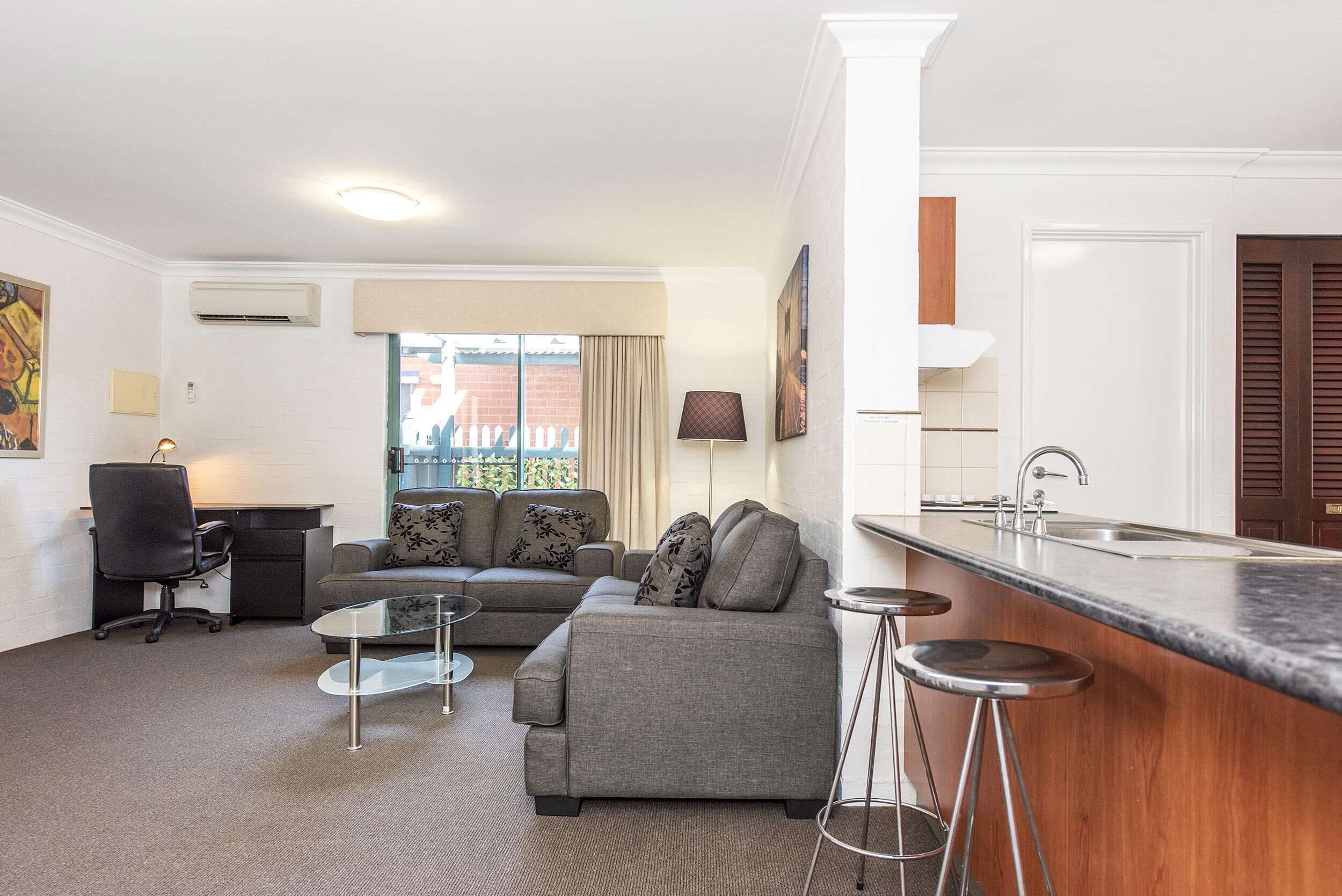 Subiaco Village With Pool, BBQ & spa - Free Parking and Wifi - two Bedroom