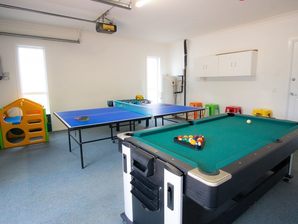 Vogue Holiday Homes - Family Haven. Waterfront, Heated Pool, Games Room