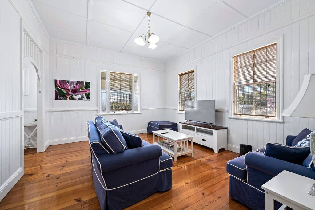 Frangipani House - 3 Bedroom Classic, Large, Comfy Queenslander in East Toowoomba