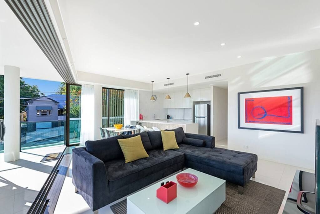 Executive 3BR Bulimba Apartment With Large Balcony Next to Oxford St