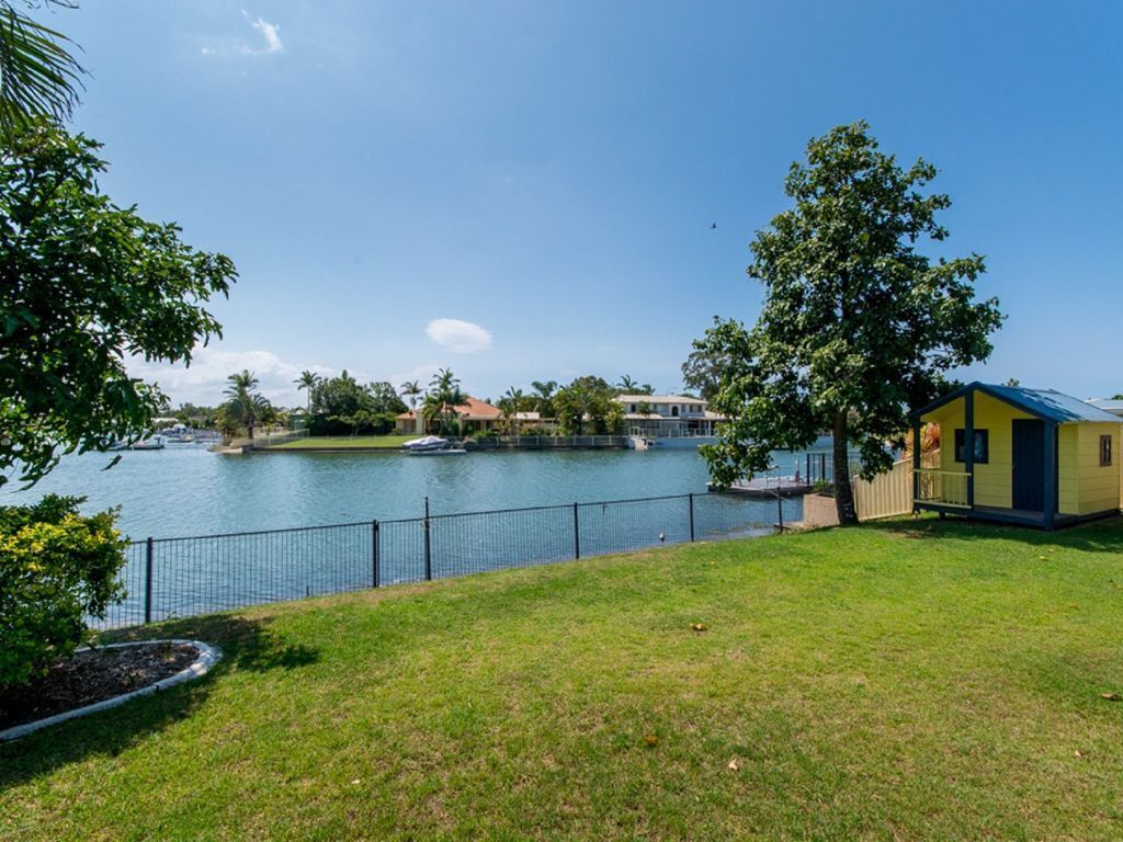 Lowset Home on the Canal - Dolphin Dr, Bongaree