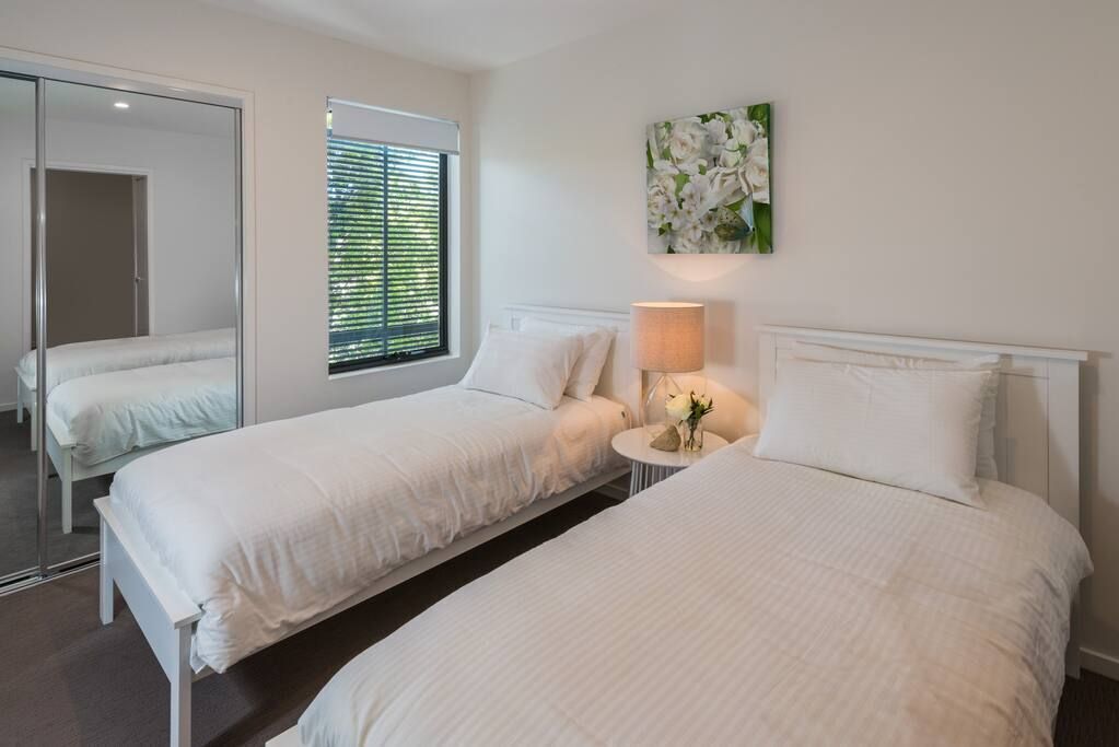 Executive 3BR Bulimba Apartment Near Oxford St Shops and Restaurants