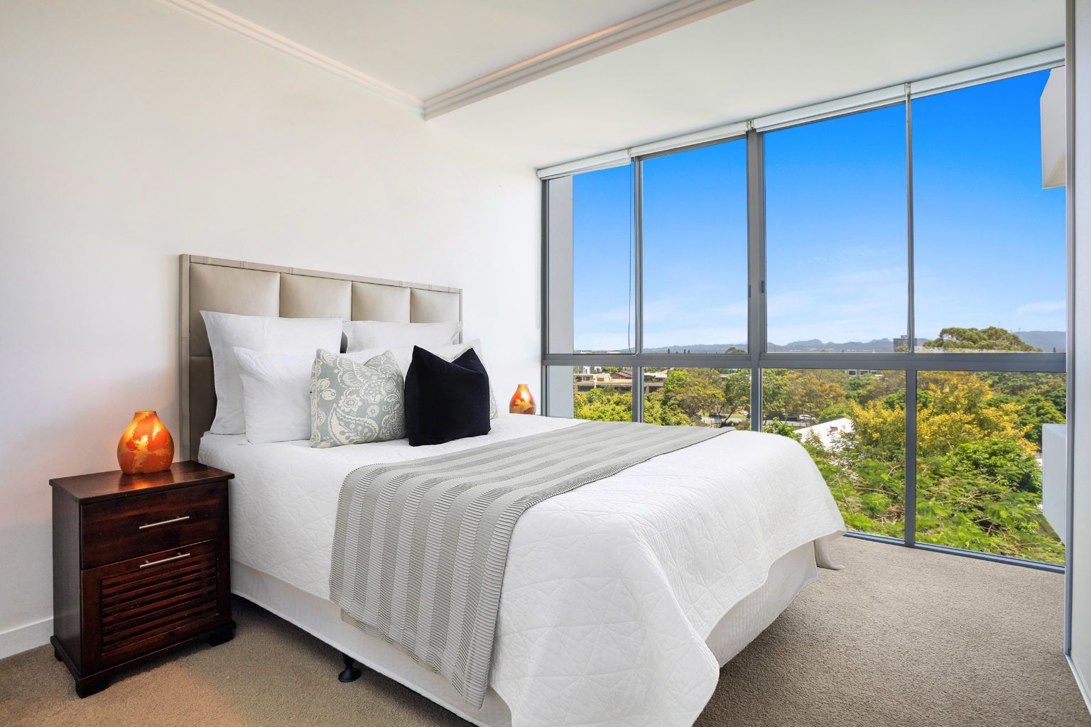 Modern 5th Floor Apartment in Broadbeach Waters