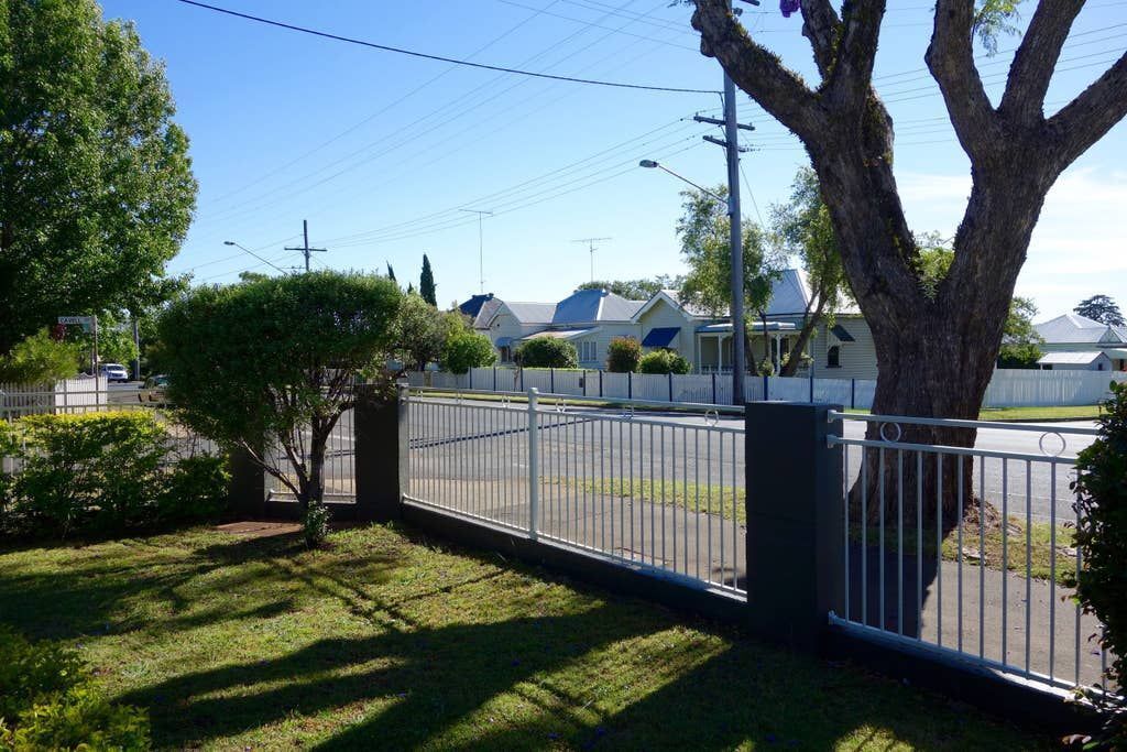 Frangipani House - 3 Bedroom Classic, Large, Comfy Queenslander in East Toowoomba