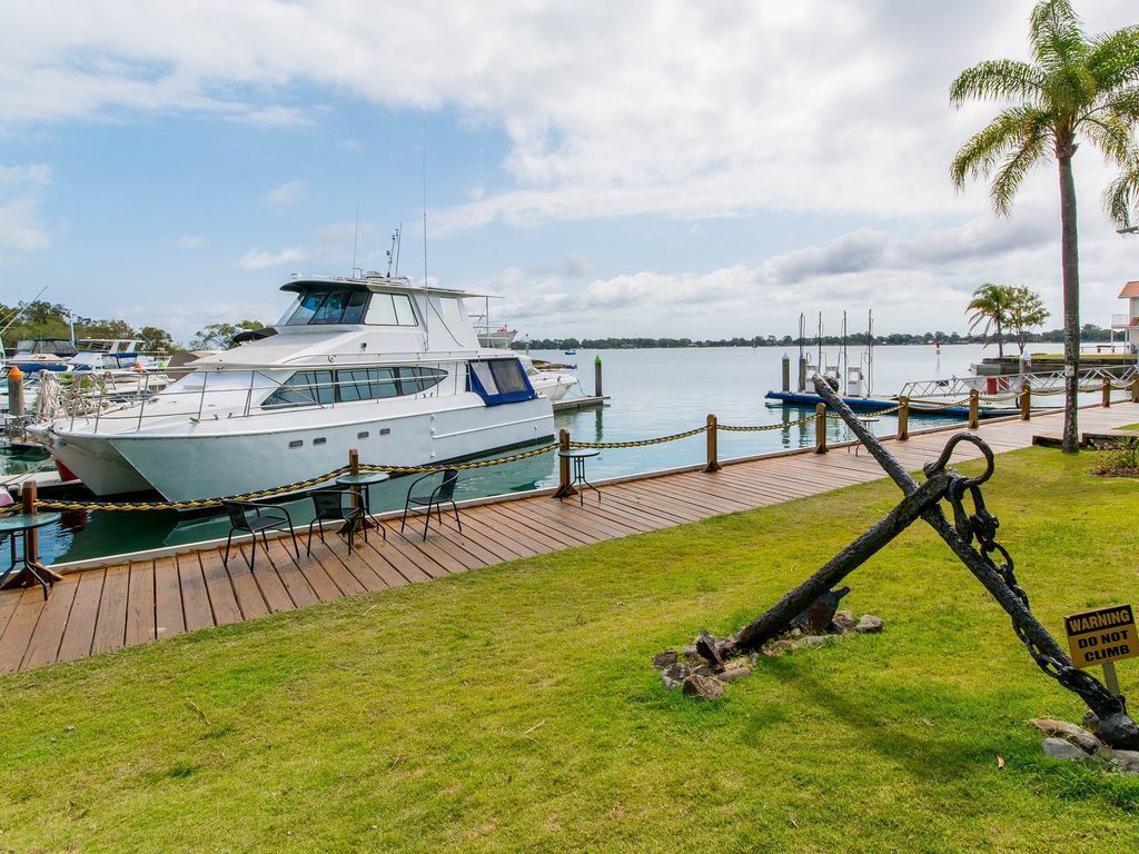 Fantastic 1st Floor Unit Over Looking Sandstone Point Marina