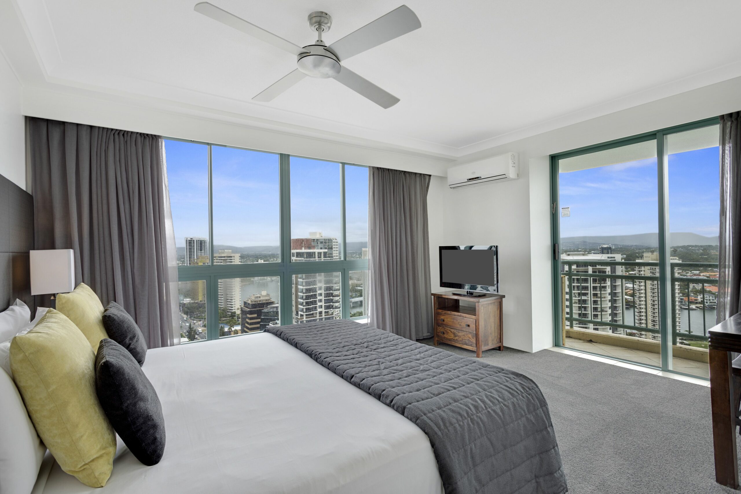 Luxury Ocean View Skyhome in Surfers Paradise