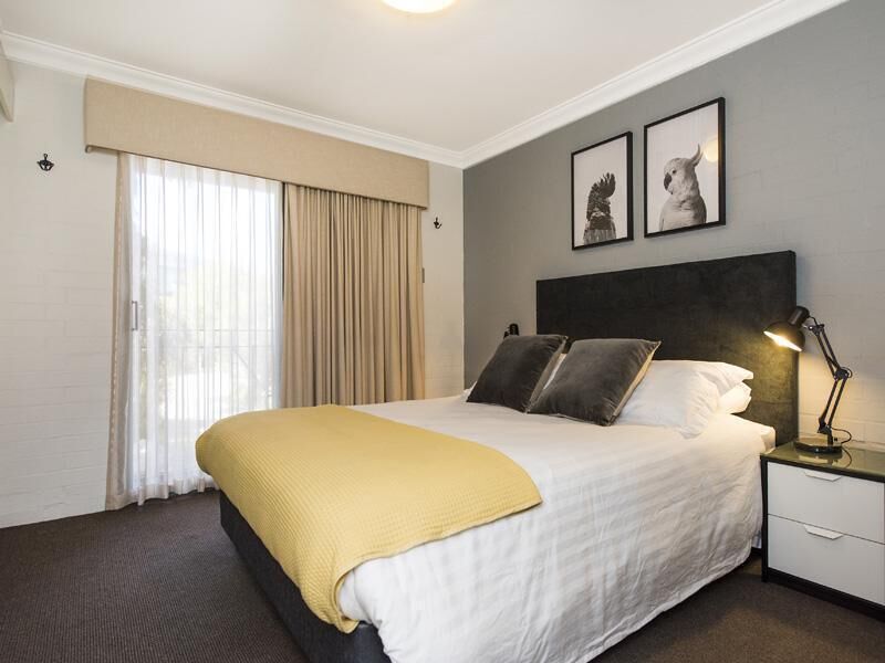 Subiaco Village With Pool, BBQ & spa - Free Parking and Wifi - one Bedroom