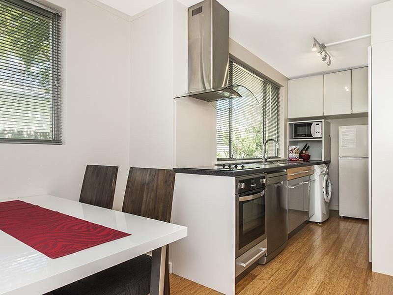 Stylish Modern Ground Floor Apartment With Courtyard - Near to Scgh & UWA