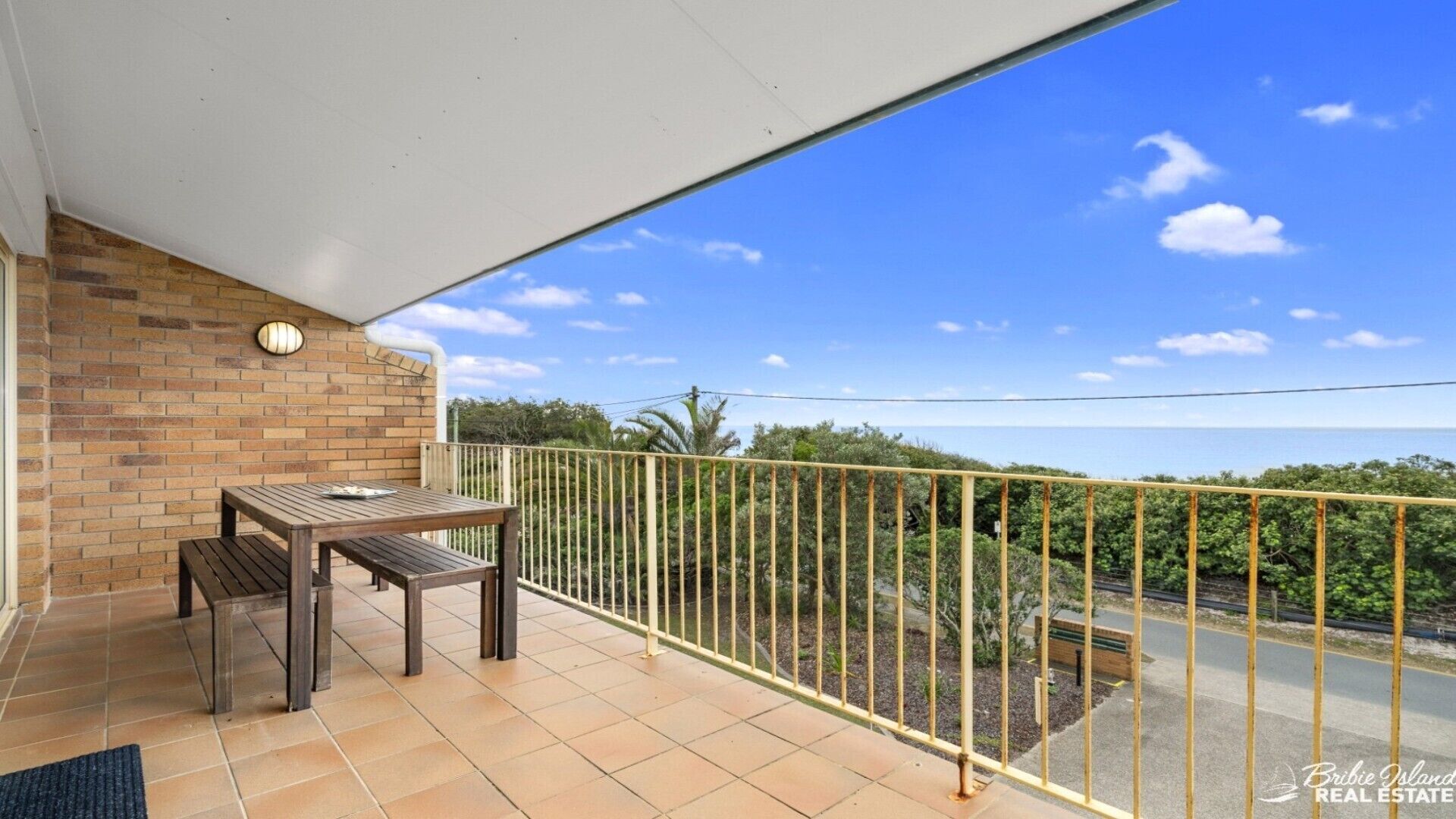 TOP FLOOR BEACHFRONT APARTMENT