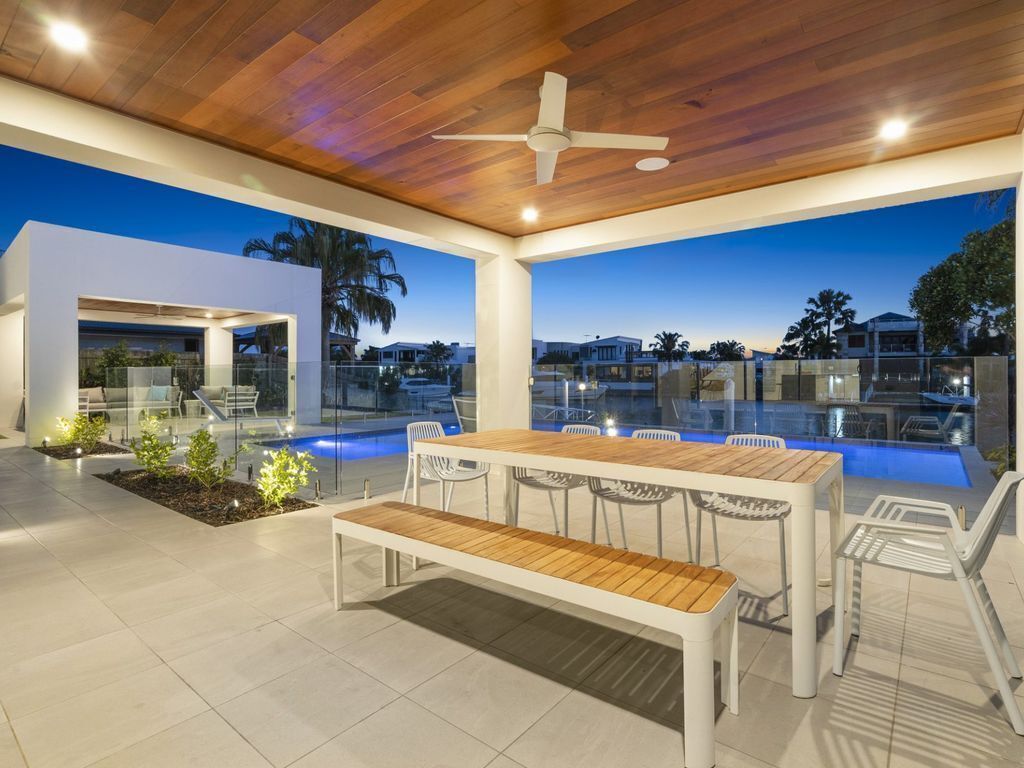 Luxury Canal Front Holiday House, Raptor Pde Banksia Beach