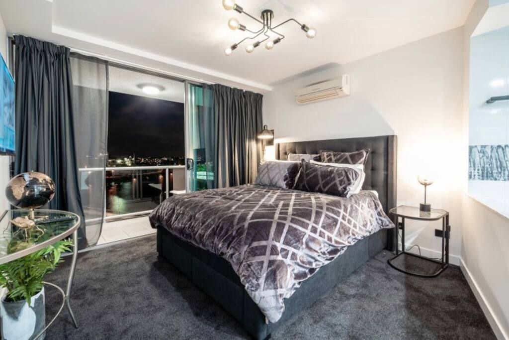 Stylish 3 Bedroom CBD River & City Views Free Spasaunapoolwifinetflix