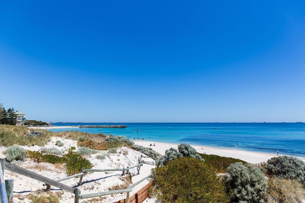 Location! Location! 1 min to Cottesloe Beach