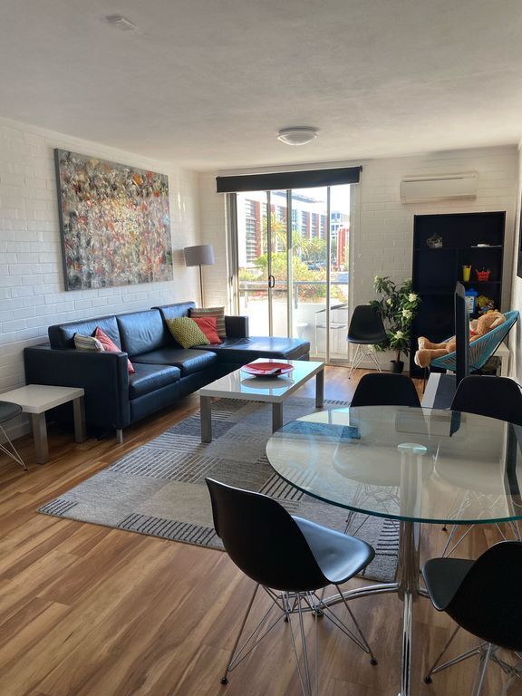 Sleeps 5 Great Location, Walk TO Everything IN Fremantle. Perfect Fifo