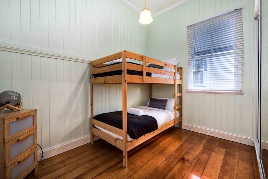 Comfy, Character Qldr ~ 3bed House W/parking ~ Woolloongabba