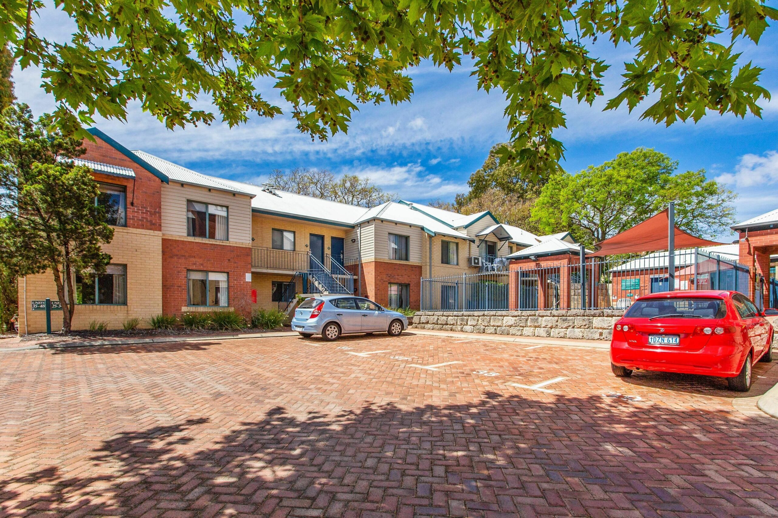 Subiaco Village With Pool, BBQ & spa - Free Parking and Wifi - one Bedroom