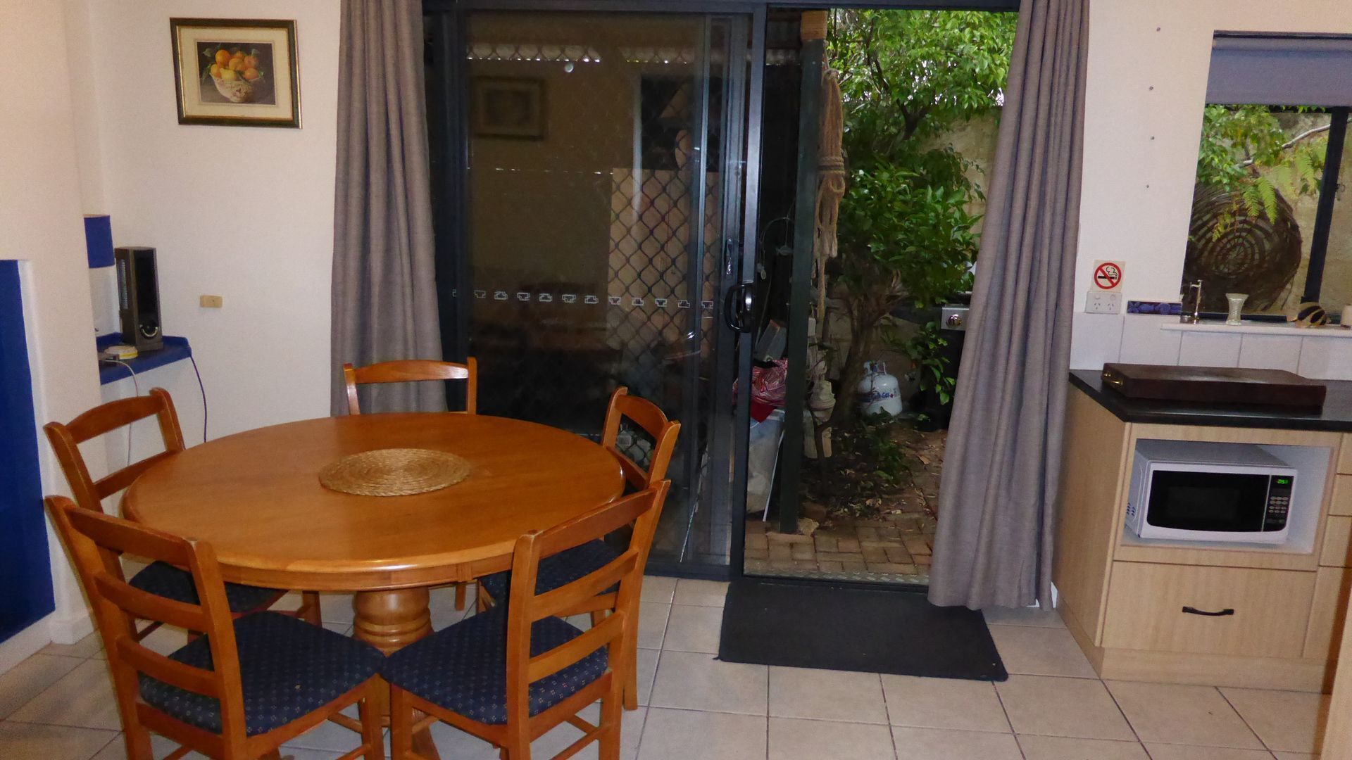 Funky Freo home in a great location, off street parking, free WiFi and BBQ